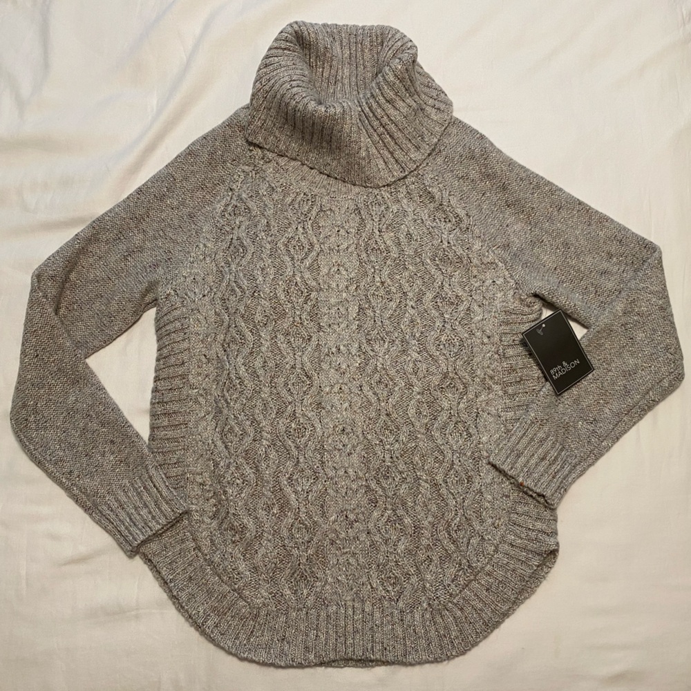 New 89th & Madison Light Gray Knit Sweater with Rounded Hem $54 tag